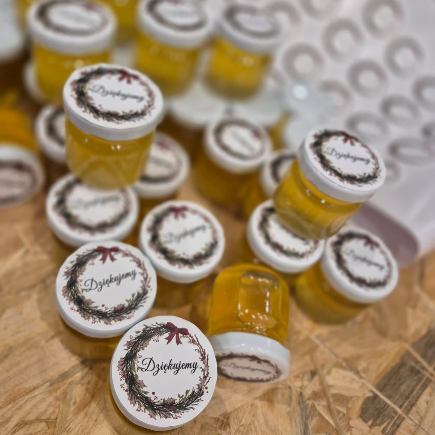 Miniaturki miodu 50g — upominki na ślub, komunię, jubileusze